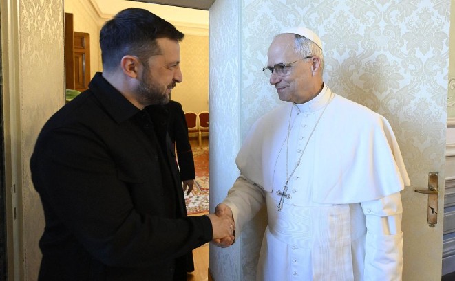El papa León XIV anima por teléfono a Zelenski a colaborar para aliviar la grave crisis en Jersón
