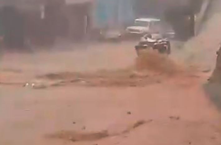 Fuertes lluvias provocaron una riada en la carretera que conecta a Catia con El Junquito (VIDEO)