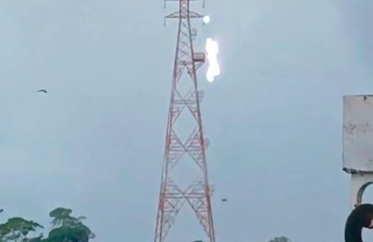 Pánico en Amazonas: cables de alta tensión cayeron sobre una embarcación repleta de pasajeros (VIDEOS)