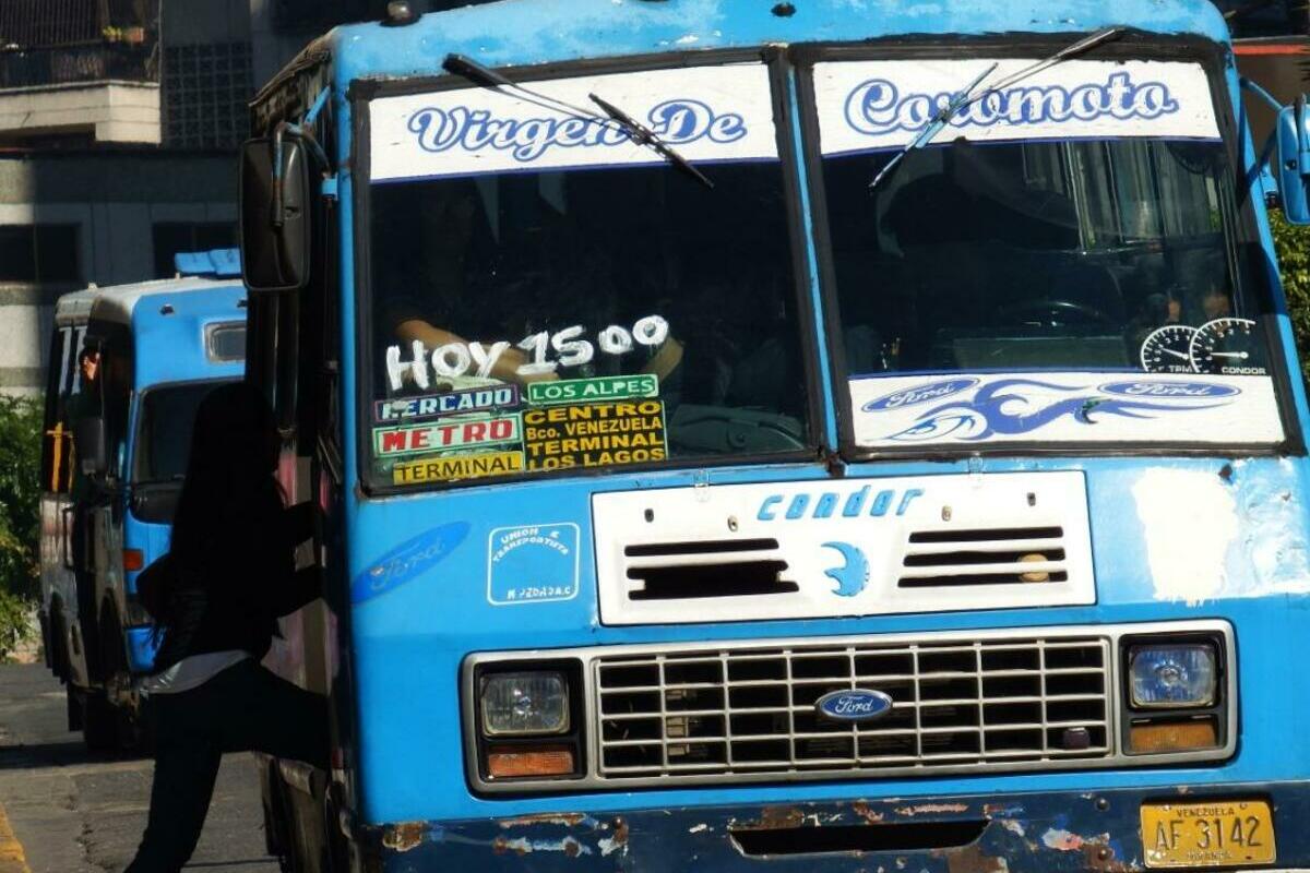 La insólita reacción de un transportista en Los Teques cuando adulto mayor sufrió una emergencia (VIDEO)