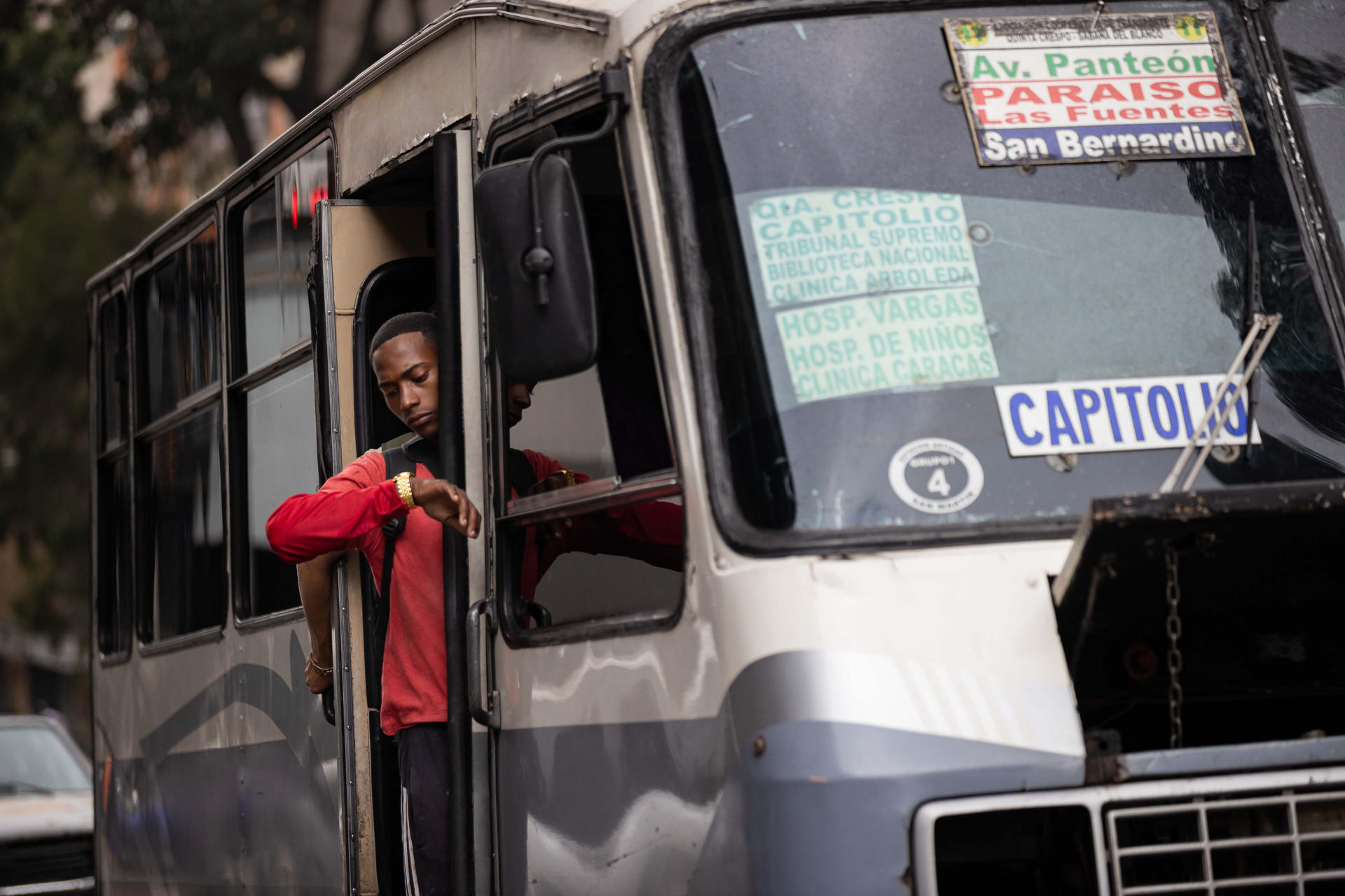 Hombre fue descubierto grabando partes íntimas de una adolescente en transporte público de Caracas