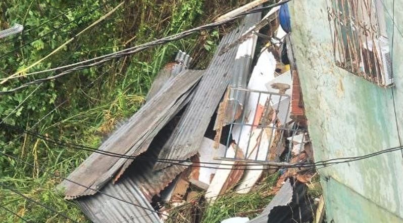 Deslizamiento de tierra destruyó una vivienda en el barrio Unión de Petare tras fuertes lluvias (VIDEO)
