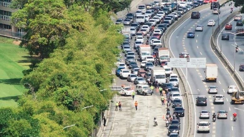 Camión con material de construcción causó tremendo caos en la autopista Prados del Este (VIDEO)